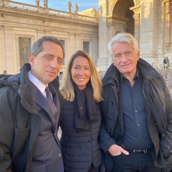 Gad Elmaleh avec Nicole et Gilbert Coullier au Vatican, avant leur rencontre avec le pape François le 27 novembre 2019.