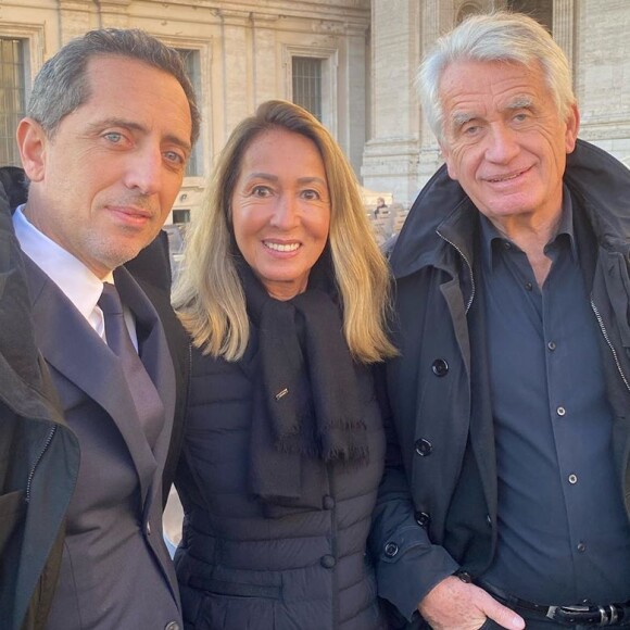 Gad Elmaleh avec Nicole et Gilbert Coullier au Vatican, avant leur rencontre avec le pape François le 27 novembre 2019.