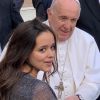 Gad Elmaleh a publié une photo d'Eyma, qui incarne Bernadette Soubirous dans la comédie musicale "Bernadette de Lourdes", lors de la rencontre avec le pape François au Vatican le 27 novembre 2019.