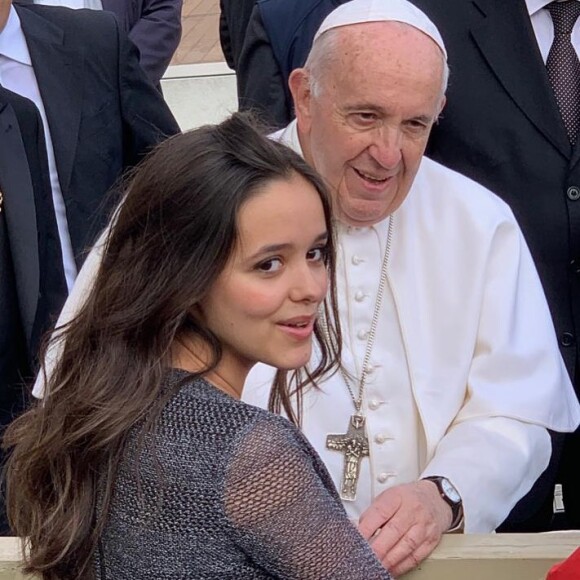 Gad Elmaleh a publié une photo d'Eyma, qui incarne Bernadette Soubirous dans la comédie musicale "Bernadette de Lourdes", lors de la rencontre avec le pape François au Vatican le 27 novembre 2019.