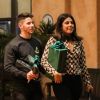 Exclusif - Nick Jonas et sa femme Priyanka Chopra arrivent avec des cadeaux pour un dîner entre amis au restaurant Via Alloro la nuit de Yom Kippour à Beverly Hills le 9 octobre 2019.