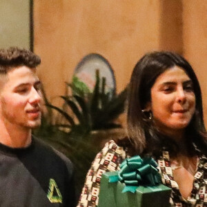 Exclusif - Nick Jonas et sa femme Priyanka Chopra arrivent avec des cadeaux pour un dîner entre amis au restaurant Via Alloro la nuit de Yom Kippour à Beverly Hills le 9 octobre 2019.