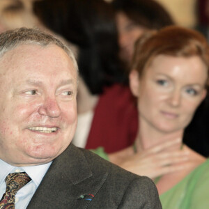 Jacques Martin et sa femme Céline - Mariage d'Arielle et Stéphane Collaro à la mairie de Levallois-Perret. Le 5 mai 2004.