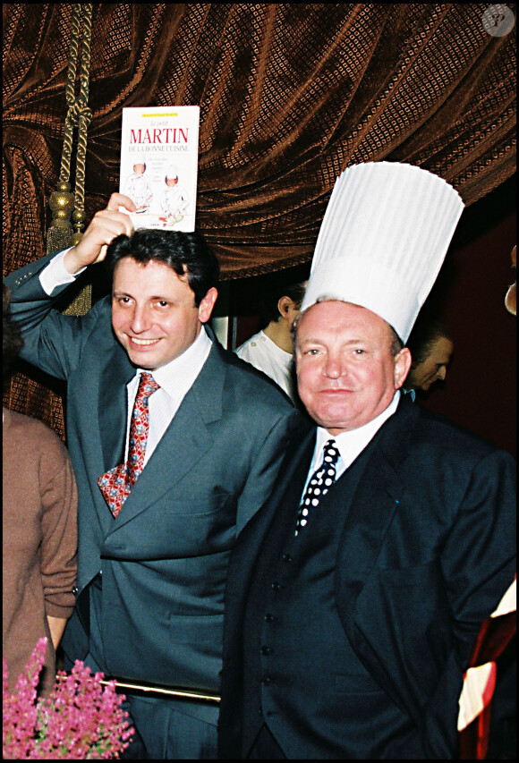 Archives - Jacques Martin et son fils David signent "Le petit Martin de la bonne cuisine" au Musée Grévin. Le 9 novembre 1995.