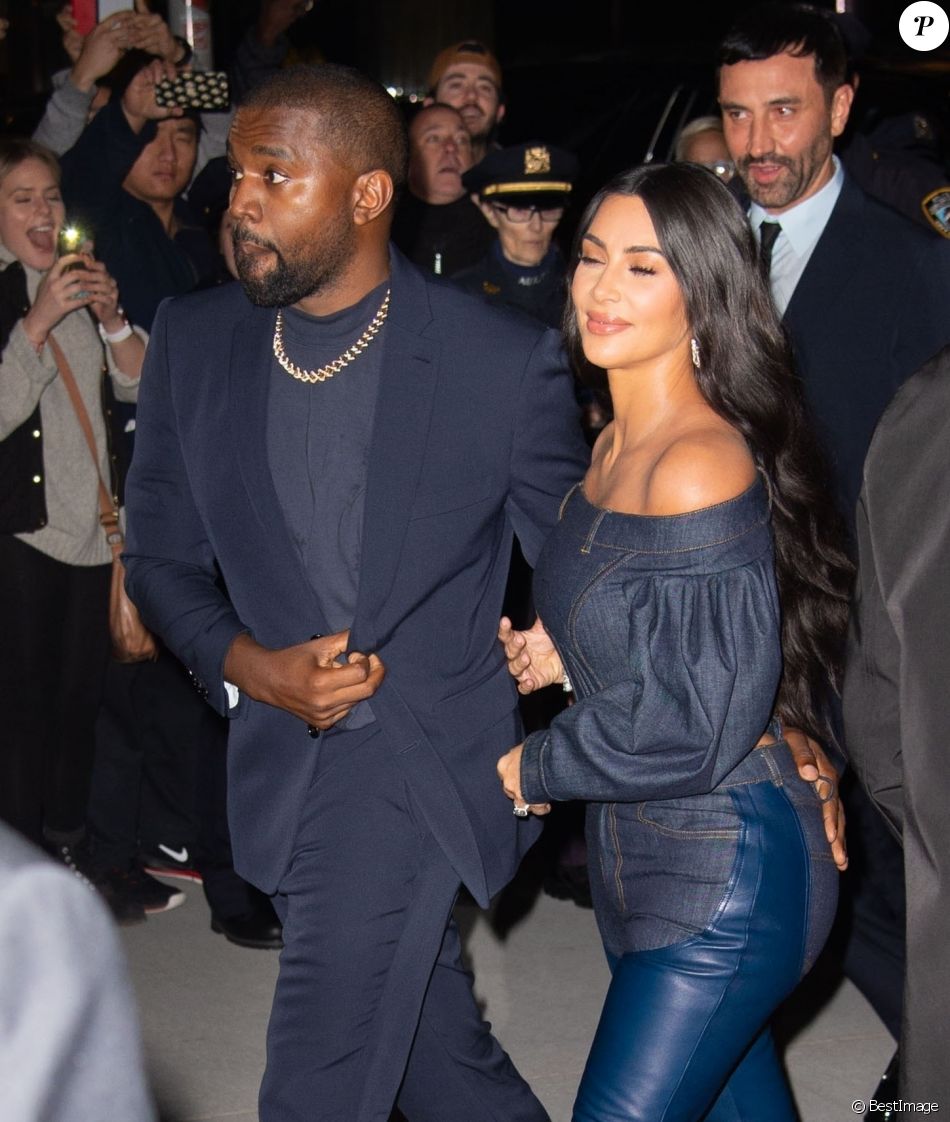 Kim Kardashian et son mari Kanye West arrivent très amoureux à la