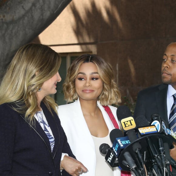 Blac Chyna et ses avocats sortent du palais de justice à Los Angeles, le 10 juillet 2017 où le juge a rendue un avis en faveur de Blac Chyna qui accuse Rob Kardashian d'avoir violé la loi Californienne interdisant le « revange porn » une pratique qui consiste à poster des images de son ex nue, pour lui faire du mal et se venger. Blac Chyna a tenue une conférence de presse devant le palais de justice.10/07/2017 - Los Angeles