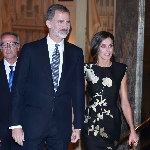 Le roi Felipe VI et la reine Letizia d'Espagne à la cérémonie des "Franscico Crecedo Journalism Awards" à Madrid, le 28 novembre 2019.