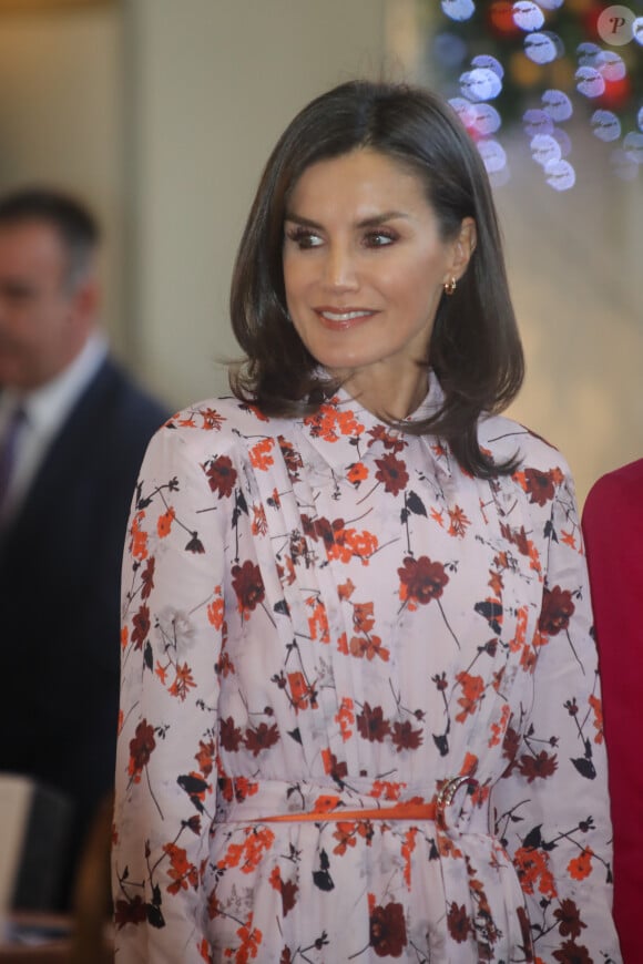 La reine Letizia d'Espagne visite le marché de Noël caritatif Rastrillo Nuevo Futuro à Madrid le 19 novembre 2019.