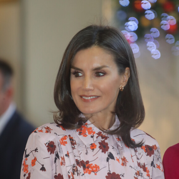 La reine Letizia d'Espagne visite le marché de Noël caritatif Rastrillo Nuevo Futuro à Madrid le 19 novembre 2019.