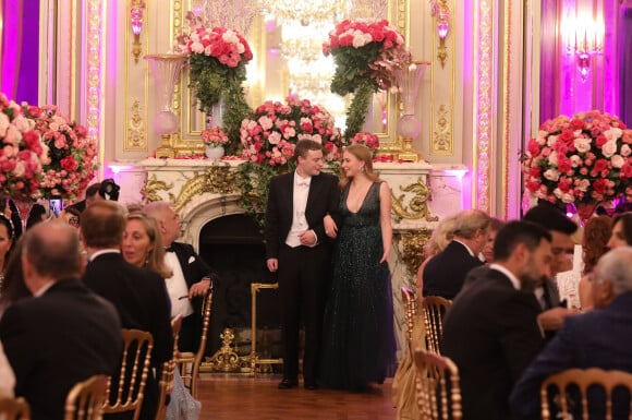 Exclusif - Phoebe Fraser (en robe Maison Mayad) et son cavalier Hugh Fraser - Les débutantes au Bal 2019 au Shangri-La Hotel, Paris. Le 30 novembre 2019. © Le Bal / Jacovides-Borde-Moreau / Bestimage