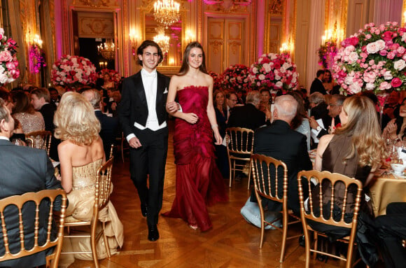 Exclusif - Elvrire de Clermont Tonnerre (en robe Christophe Josse) et son cavalier Stanislas de Clermont Tonnerre - Les débutantes au Bal 2019 au Shangri-La Hotel, Paris. Le 30 novembre 2019. © Le Bal / Jacovides-Borde-Moreau / Bestimage