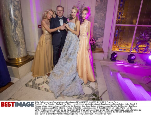 Exclusif - La princesse Maria Carolina de Boubon des Deux Siciles (en robe Ralph & Russo) avec sa soeur Maria Chiara et leurs parents le prince Charles de Bourbon des Deux Siciles et la princesse Camilla de Bourbon des Deux Siciles - Les débutantes au Bal 2019 au Shangri-La Hotel, Paris. Le 30 novembre 2019. © Le Bal / Jacovides-Borde-Moreau / Bestimage