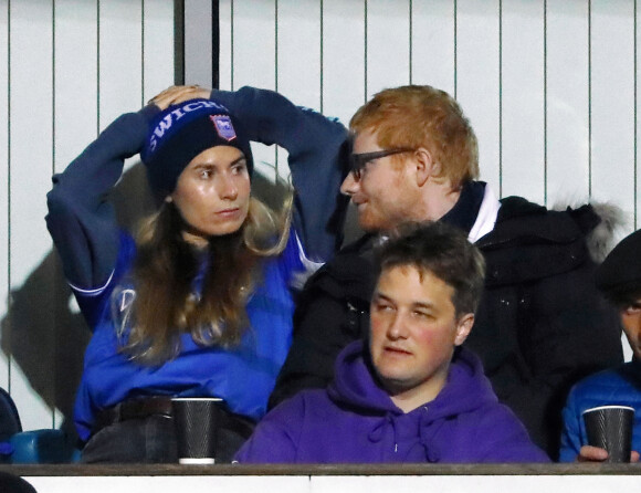 Ed Sheeran et sa femme Cherry Seaborn assistent à un match de foot à Ipswich, opposant l'équipe locale à celle des Wycombe Wanderers, le 26 novembre 2019. Le chanteur est un fervent supporter du club d'Ipswich.
