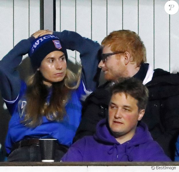 Ed Sheeran et sa femme Cherry Seaborn assistent à un match de foot à Ipswich, opposant l'équipe locale à celle des Wycombe Wanderers, le 26 novembre 2019. Le chanteur est un fervent supporter du club d'Ipswich.