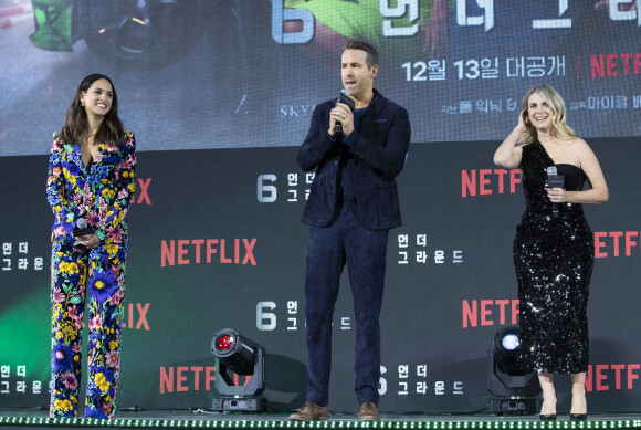 Ryan Reynolds, Mélanie Laurent et Adria Arjona à l'avant-première du film "Six Underground" (Netflix) à Séoul, en Corée du Sud, le 2 décembre 2019.