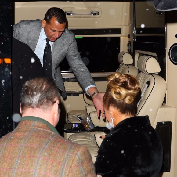 Jennifer Lopez et son fiancé Alex Rodriguez quittent le Cipriani Wall Street à l'issue des Gotham Awards à New York, le 2 décembre 2019.