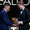 Matthijs de Ligt reçoit le trophée Kopa (poue les joueurs de moins de 21 ans) de Kylian MBappé lors de la cérémonie du Ballon d'or qui s'est déroulée le 2 décembre 2019 au théâtre du Châtelet, à Paris.