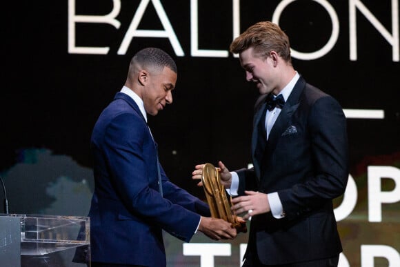 Matthijs de Ligt reçoit le trophée Kopa (poue les joueurs de moins de 21 ans) de Kylian MBappé lors de la cérémonie du Ballon d'or qui s'est déroulée le 2 décembre 2019 au théâtre du Châtelet, à Paris.