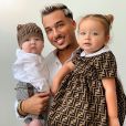 Laurent, le mari de Jazz, souriant avec ses enfants Chelsea et Laurent dans ses bras, sur Instagram, le 30 juillet 2019