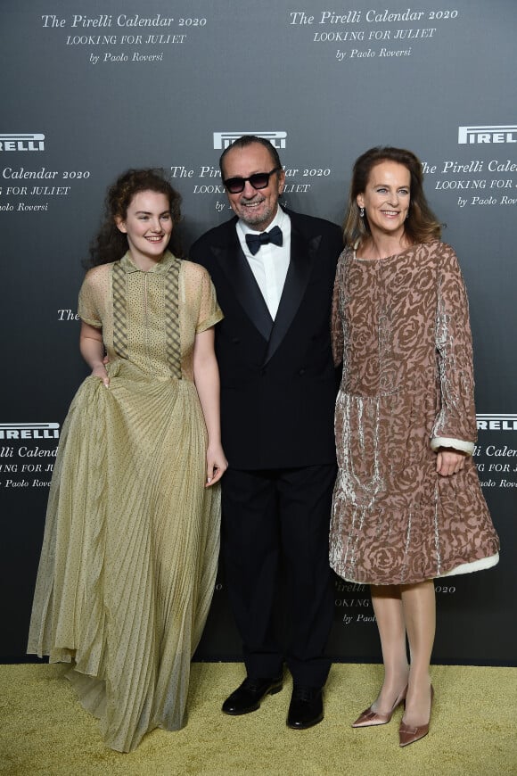 Paolo Roversi, son épouse (à droite) et leur fille Stella Roversi assistent à la présentation du calendrier Pirelli 2020, baptisé "Looking For Juliet" au Teatro Filarmonico. Vérone, le 3 décembre 2019.