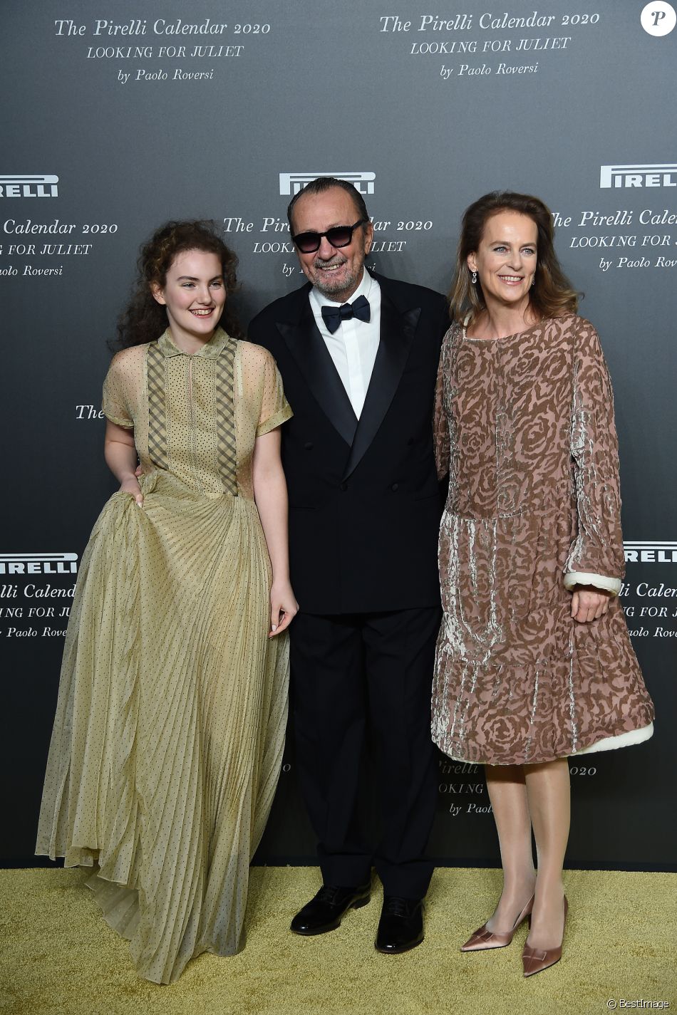 Paolo Roversi, son épouse (à droite) et leur fille Stella Roversi assistent à la présentation du calendrier Pirelli 2020, baptisé &quot;Looking For Juliet&quot; au Teatro Filarmonico. Vérone, le 3 décembre 2019.