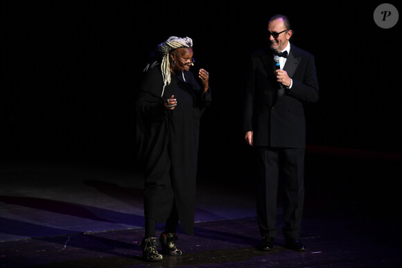 Whoopi Goldberg et Paolo Roversi assistent à la présentation du calendrier Pirelli 2020, baptisé "Looking For Juliet" au Teatro Filarmonico. Vérone, le 3 décembre 2019.