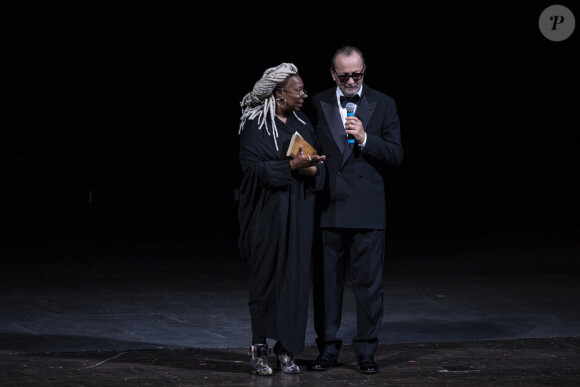 Whoopi Goldberg et Paolo Roversi assistent à la présentation du calendrier Pirelli 2020, baptisé "Looking For Juliet" au Teatro Filarmonico. Vérone, le 3 décembre 2019.