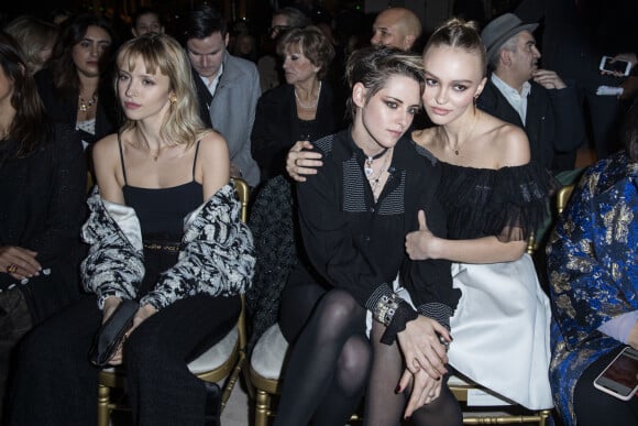 Angèle, Kristen Stewart et Lily-Rose Depp assistent au défilé Chanel Métiers d'Art 2019/2020 au Grand Palais. Paris, le 4 décembre 2019 © Olivier Borde / Bestimage