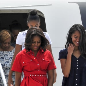 La première dame des Etats-Unis Michelle Obama, ses filles Malia et Sasha et sa mère Marian Robinson à leur accueil par Luigi Brugnaro et Luca Zaia lors de leur arrivée en avion à l'aéroport de Venise, le 19 juin 2015.