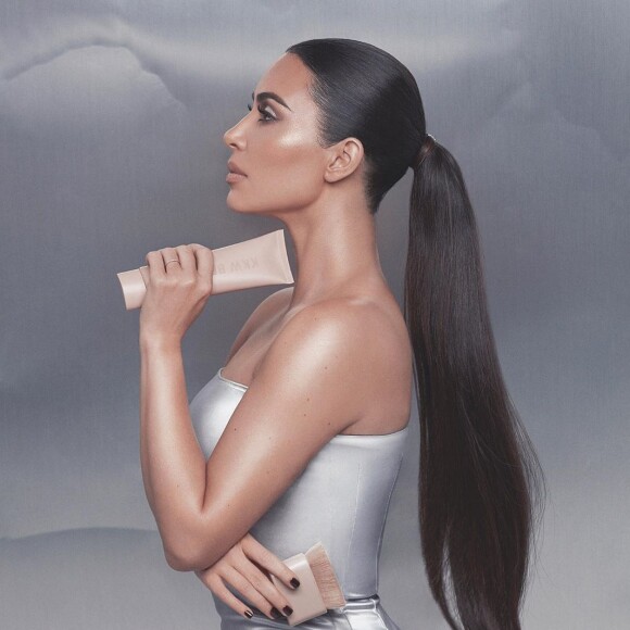 Kim Kardashian dévoile un nouveau produit de sa marque de cosmétiques "KKW" sur Instagram