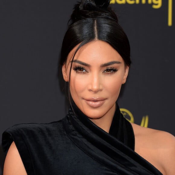 Kim Kardashian dévoile un nouveau produit de sa marque de cosmétiques "KKW" sur Instagram