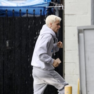 Exclusif - Justin Bieber sous la pluie à Los Angeles. Le 4 décembre 2019.