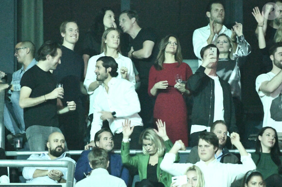 Le prince Carl Philip et la princesse Sofia de Suède assistent en compagnie d'amis et au côté du père d'Aviici, Klas Bergling, au concert "Avicii Tribute Concert for Mental Health Awareness" à la Friends Arena de Stockholm, le 5 décembre 2019.