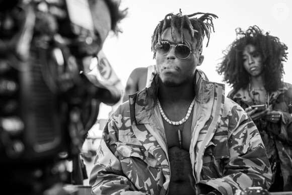 L'artiste Juice Wrld est décédé subitement à l'âge de 21 ans, le 8 décembre 2019, succombant à un malaise cardiaque.