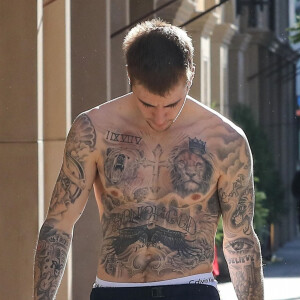 Justin Bieber, torse nu et tatoué, quitte la salle SoulCycle à Beverly Hills le 4 janvier 2019