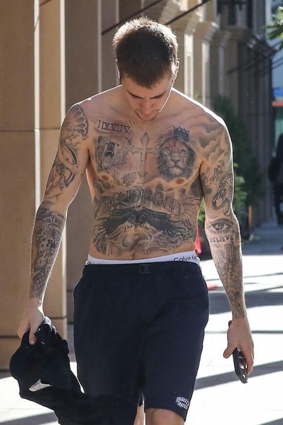Justin Bieber, torse nu et tatoué, quitte la salle SoulCycle à Beverly Hills le 4 janvier 2019