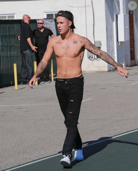 Justin Bieber fait du skateboard torse nu dans la rue à Santa Monica, le 22 juillet 2015