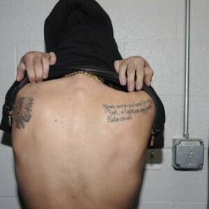 Les policiers font des photos des tatouages de Justin Bieber lors de son arrestation à Miami, le 4 mars 2014. Justin Bieber a été arrêté pour conduite dangereuse en état d'ivresse après une course de dragsters au volant d'une voiture de sport Lamborghini jaune, louée, selon la police.