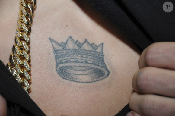 Les policiers font des photos des tatouages de Justin Bieber lors de son arrestation à Miami, le 4 mars 2014. Justin Bieber a été arrêté pour conduite dangereuse en état d'ivresse après une course de dragsters au volant d'une voiture de sport Lamborghini jaune, louée, selon la police.