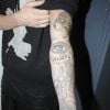 Les policiers font des photos des tatouages de Justin Bieber lors de son arrestation à Miami, le 4 mars 2014. Justin Bieber a été arrêté pour conduite dangereuse en état d'ivresse après une course de dragsters au volant d'une voiture de sport Lamborghini jaune, louée, selon la police.