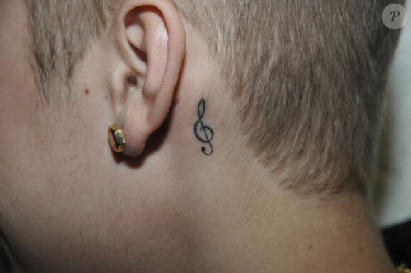 Les policiers font des photos des tatouages de Justin Bieber lors de son arrestation à Miami, le 4 mars 2014. Justin Bieber a été arrêté pour conduite dangereuse en état d'ivresse après une course de dragsters au volant d'une voiture de sport Lamborghini jaune, louée, selon la police.