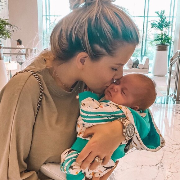 Jessica Thivenin avec son fils Maylone dans les bras, le 24 novembre 2019, sur Instagram