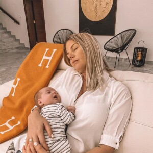 Jessica Thivenin dort avec son fils Maylone dans les bras, Instagram, le 20 novembre 2019