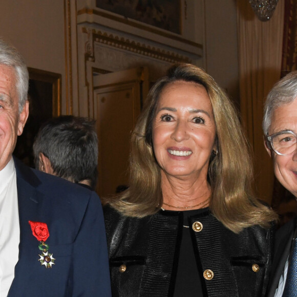 Gad Elmaleh, Gilbert Coullier, Nicole Coullier et Claude Bartolone - Gilbert Coullier reçoit l'insigne "Officier de la Légion d'honneur" par le général Benoît Puga au palais de la Légion d'honneur à Paris, le 9 décembre 2019. © Coadic Guirec/Bestimage