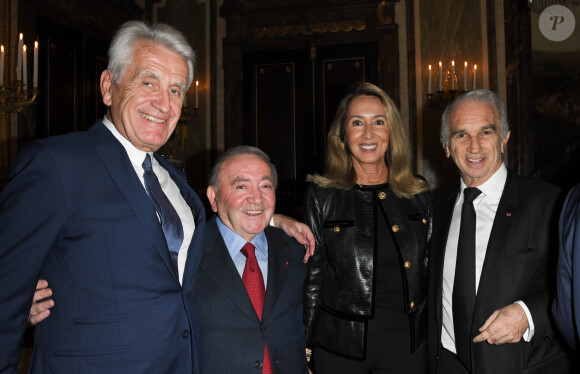 Gilbert Coullier, Levon Sayan, Nicole Coullier et Alain Terzian - Gilbert Coullier reçoit l'insigne "Officier de la Légion d'honneur" par le général Benoît Puga au palais de la Légion d'honneur à Paris, le 9 décembre 2019. © Coadic Guirec/Bestimage