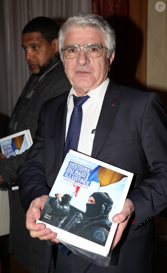 Exclusif - Jo Query, ancien patron de la BRI - Dédicace du livre "Histoire du Raid illustrée" dans les salons de l'Hôtel De Ganay à Paris le 4 décembre 2019. © Didier Sabardin / Bestimage
