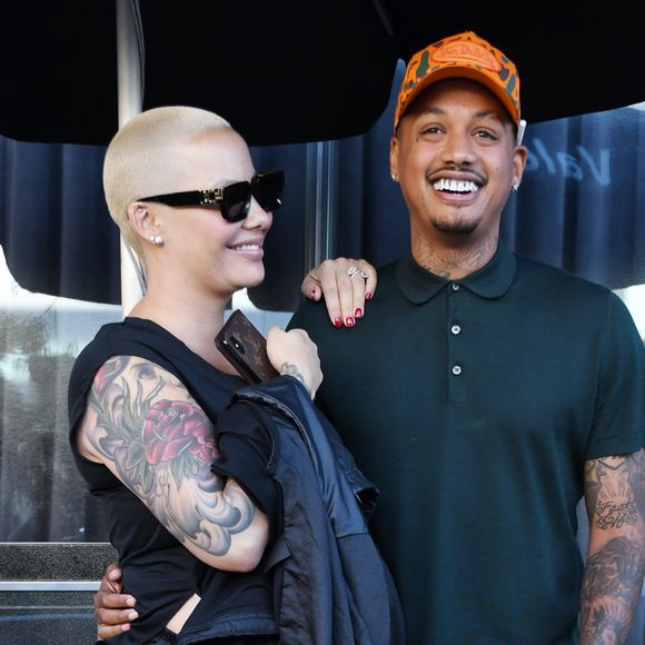 Amber Rose enceinte et son compagnon Alexander "AE" Edwards sont allés déjeuner en amoureux au restaurant Avra dans le quartier de Beverly Hills à Los Angeles, le 24 septembre 2019