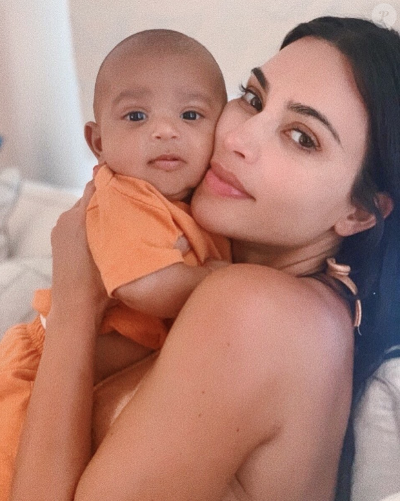 Kim Kardashian et son fils Psalm West. Août 2019.