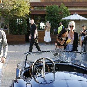 Laeticia Hallyday avec sa fille Jade et le prince Philibert de Savoie - Le prince Emmanuel-Philibert de Savoie est au volant de la voiture "Shelby Cobra" sport de Johnny avec Laeticia Hallyday direction le restaurant SoHo House de Malibu en famille à Los Angeles, le 3 novembre 2019.