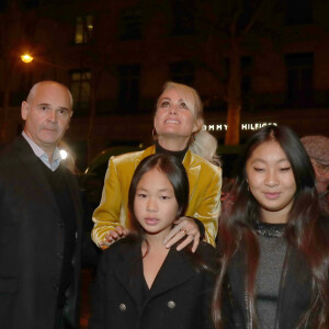 Laeticia Hallyday et ses filles Jade et Joy arrivent à la soirée "Johnny Hallyday, Un soir à l'Olympia" à Paris le 1er décembre 2019.
